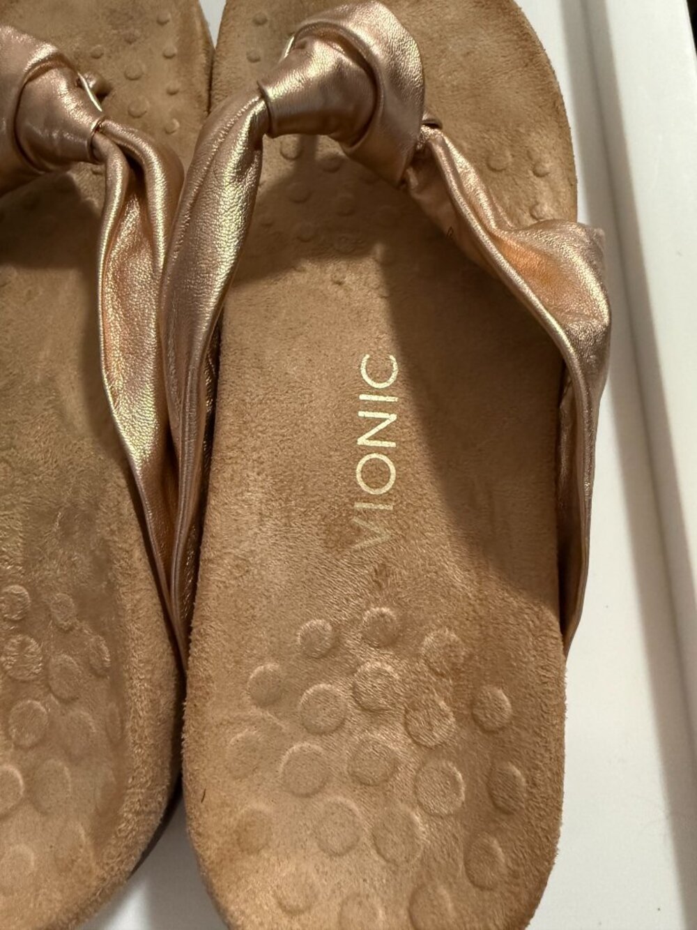 Vionic Women's Sandals Gold Leather Thong Slip On Shoes Size 8 - Picture 12 of 13
